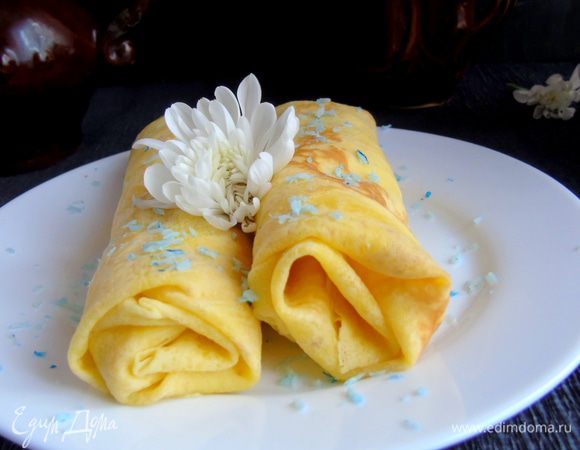 Выкладываем 2 ст.л крема на блин и заворачиваем трубочкой, края перед этим подогнуть...