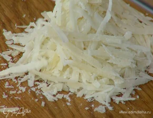 Сыр натереть на крупной терке.