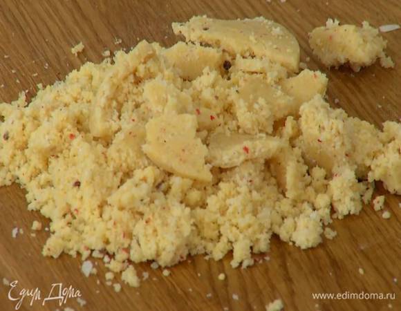 Приготовить тесто: муку соединить с натертым сыром, сливочным маслом, яйцом и желтком, добавить сахар, соль, розовый перец, черный перец и все перемешать блендером, а затем вымесить руками, стараясь, чтобы оно не нагрелось от рук.