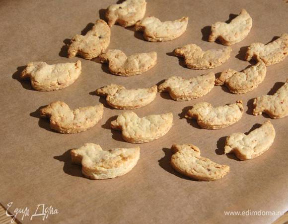 Выложить печенье на противень и выпекать в разогретой духовке 12‒15 минут.