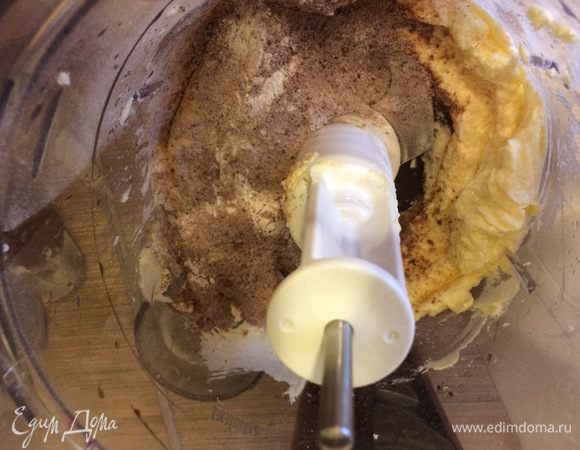 В масляную смесь в блендере в три приема добавить муку.