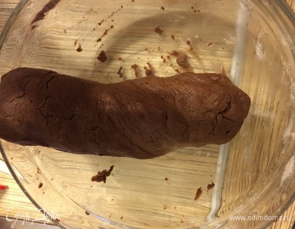 Добавить цедру и лимонный сок, замесить мягкое тесто. Если оно слишком жидкое, добавить еще муки. Отправить на 15 минут в холодильник.