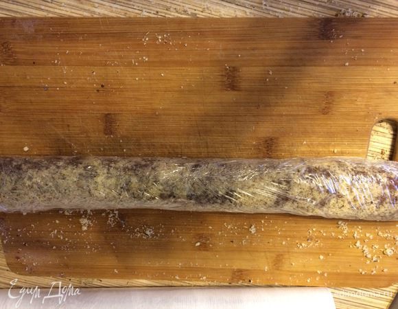 Достать, сформировать «колбаску», обвалять в орехах, завернуть в пленку и оправить на 1,5 часа в холодильник.