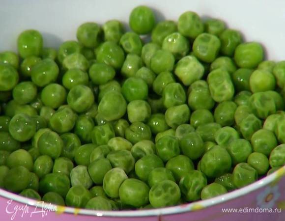 Зеленый горошек предварительно разморозить.