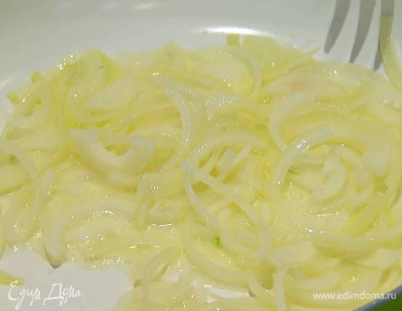 Разогреть в сковороде оливковое масло и обжарить лук.