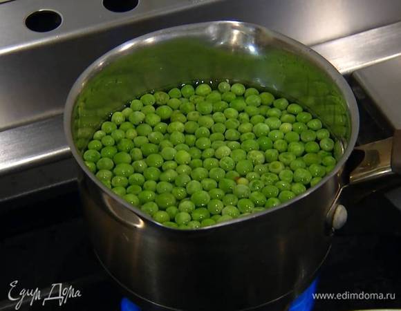 Размороженный горошек опустить на несколько минут в кипящую воду, затем откинуть на дуршлаг и обдать ледяной водой.
