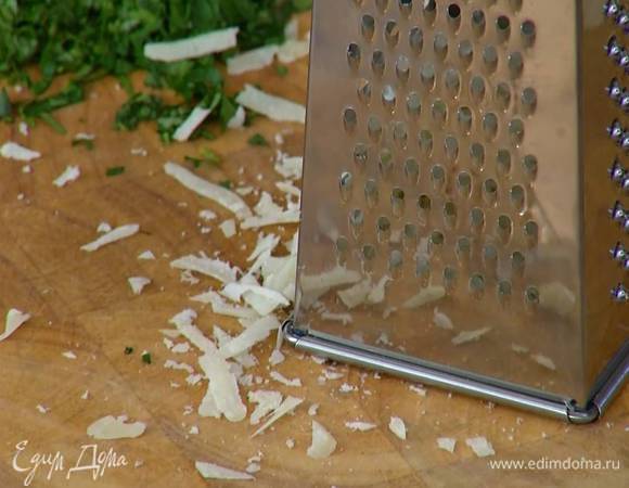 Сыр натереть на крупной терке — должны получиться 3–4 ст. ложки.