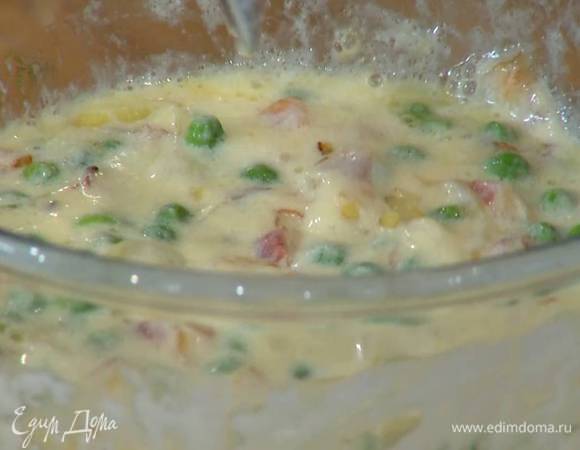 Обжаренный лук с беконом соединить с зеленым горошком, добавить кефир и яйца, все перемешать.
