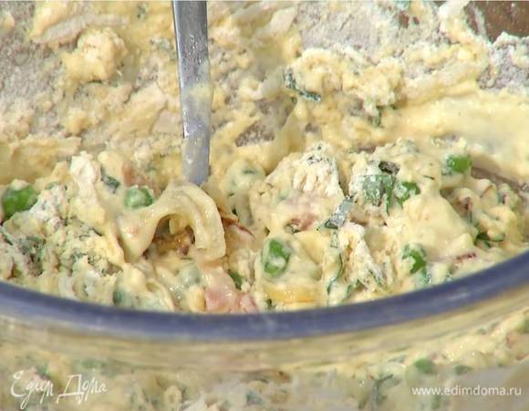 К муке с сыром и зеленью влить кефирную массу и вымешать тесто.