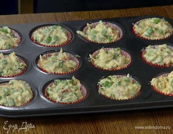 В формочки для маффинов поместить бумажные вкладыши и разложить в них тесто.