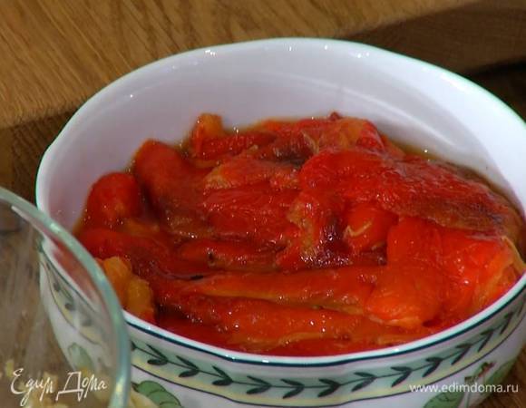 Сладкий перец запечь в разогретой духовке, поместить в целлофановый пакет и дать пропотеть, затем, удалив кожицу и семена, мелко порезать.