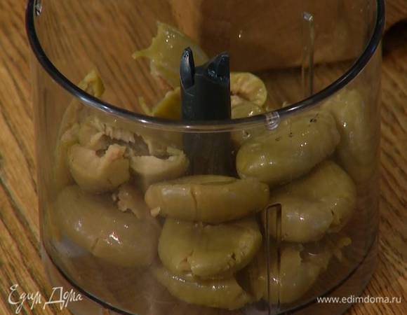 Оливки измельчить в блендере.