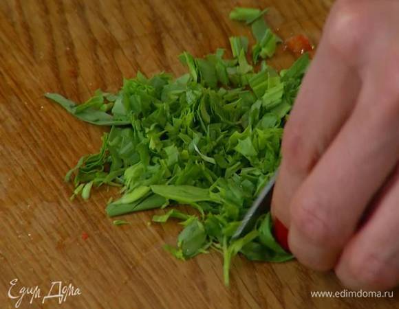 Тархун мелко порубить.