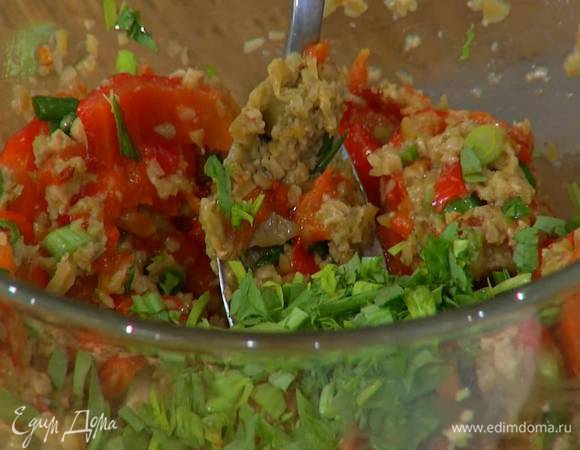 Перемешать сладкий перец с оливками и измельченной зеленью.