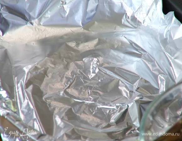 Небольшой противень выстелить фольгой.