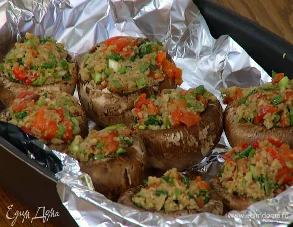 Шляпки грибов наполнить оливковой начинкой и выложить в противень.