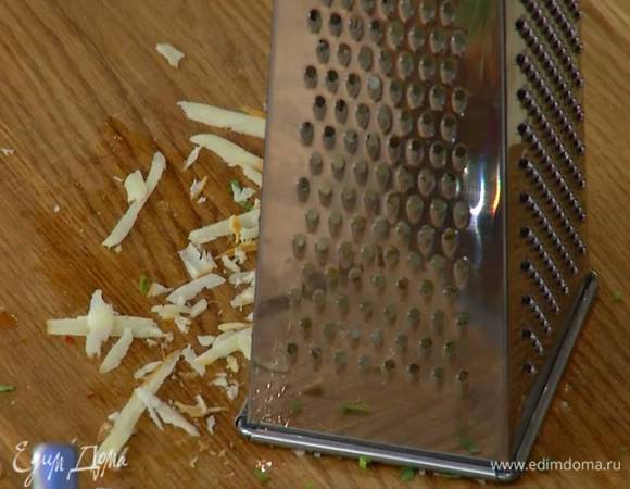 Сулугуни натереть на крупной терке.