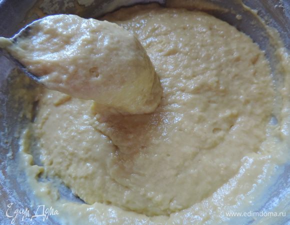 Яйца взбиваем с солью и сахаром, добиваться при этом пышной пены не надо. Всыпаем муку (ложки я набираю с очень большой горкой — сколько удержится на ложке) и вливаем стакан сыворотки (у меня стакан объемом 250 мл). Тщательно перемешиваем, чтобы не было комочков. У нас должно получиться очень густое тесто.