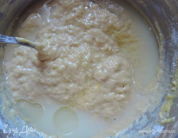 Теперь добавляем рафинированное растительное масло и постепенно вливаем оставшуюся сыворотку. Каждый раз перемешиваем до однородности. Консистенцию теста можете регулировать сами.