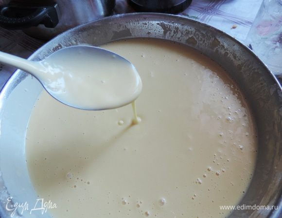 Если любите тесто погуще, можете влить не всю жидкость. Я всегда делаю жидкое тесто.