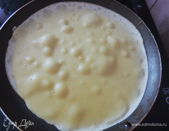 Выпекать блины будем на разогретой сковороде, тщательно вымытой, желательно с антипригарным покрытием, тогда есть надежда, что наши блины не будут комом. Перед выпечкой первого блина я смазываю сковороду рафинированным подсолнечным маслом. Далее сковороду уже не смазываю.