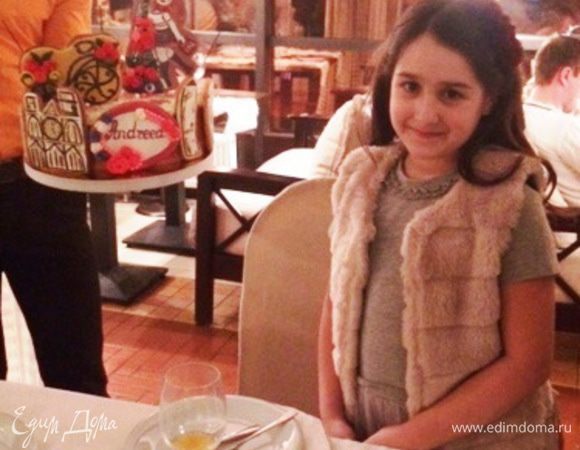 Именинница при вручении торта.