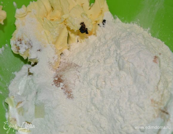 Песочное тесто с корицей:
Смешайте нарезанное на кубики сливочное масло, сахар, корицу, муку и семена ванили.


         