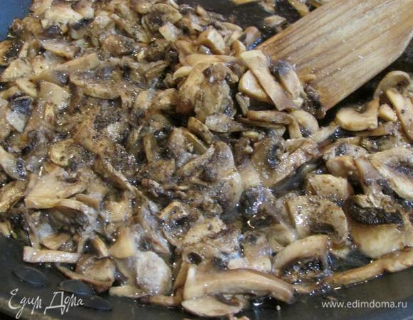 Шампиньоны нарезать тонкими пластинами. Обжарить на растительном масле. Посолить, поперчить.