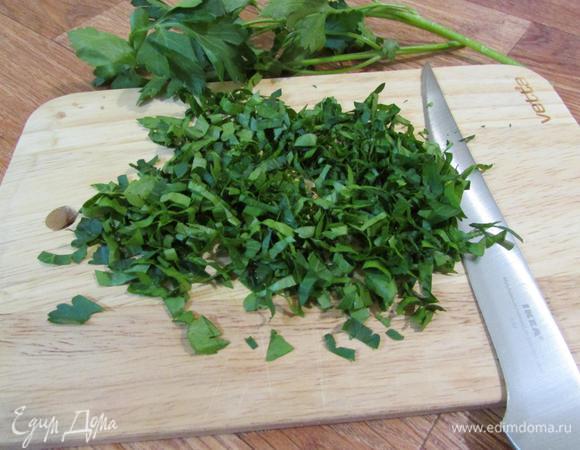 Петрушку вымыть, обсушить и мелко порубить.