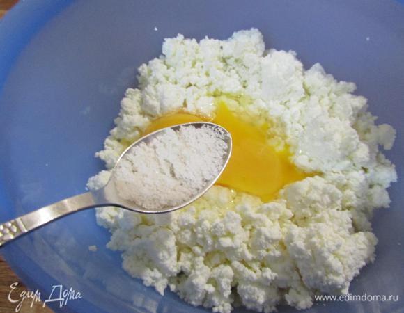 Добавить по чайной ложке соли и соды (под нож).