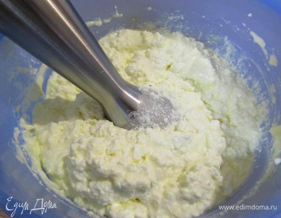 Все ингредиенты хорошо смешиваем и пробиваем погружным блендером.