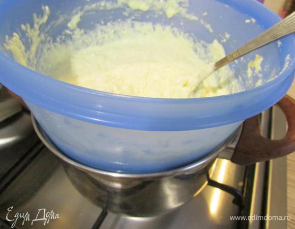 Миску с творожно-яичной массой ставим на водяную баню. И варим, помешивая 15 минут.