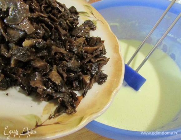 Снять с огня и добавить обжаренные шампиньоны.