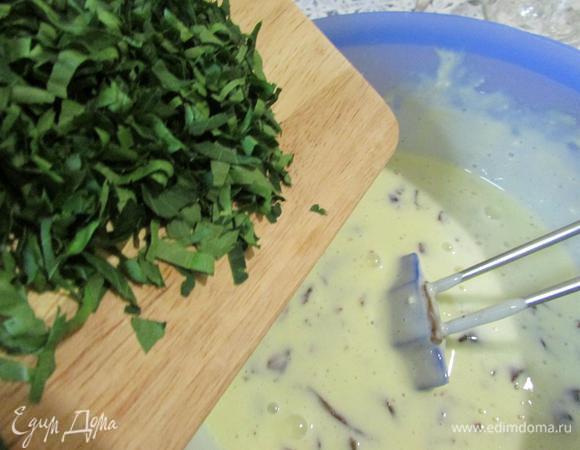 Затем зелень петрушки. Все аккуратно перемешать и разлить по формочкам или баночкам.