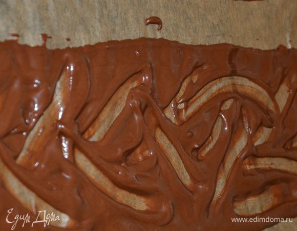 Противень застелить бумагой. Вылить сигаретное тесто на бумагу. Оно у нас пойдет как декор для бортика, поэтому намечаем ширину и нужную высоту. Делаем пальцем глубокий рисунок. Ставим противень (с тестом) минут на 30 в холодильник. Тем временем займемся бисквитом «Джоконда».