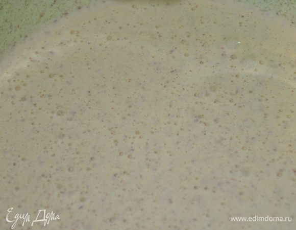 Для бисквита «Джоконда»:
Растопите сливочное масло, дайте ему остыть. Взбейте в течении 8-10 минут яйца, сахарную пудру и миндальную муку. Масса должна стать очень пышной, воздушной и светлой. Миндальную муку приготовила из цельного миндаля (в шкурке), поэтому бисквит имеет вкрапления. 
Отдельно взбейте яичные белки (до пик), затем добавьте сахар и продолжайте взбивать до устойчивых пиков. Добавьте в смесь из яиц-сахарной пудры-миндальной муки поочередно сливочное масло и муку. Аккуратно перемешайте.

     
    