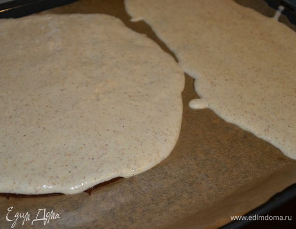 Затем примешайте взбитые белки и выложите тесто ровным слоем, поверх застывшего «сигаретного» бисквита.

Выпекать около 10 минут при 200°С.
