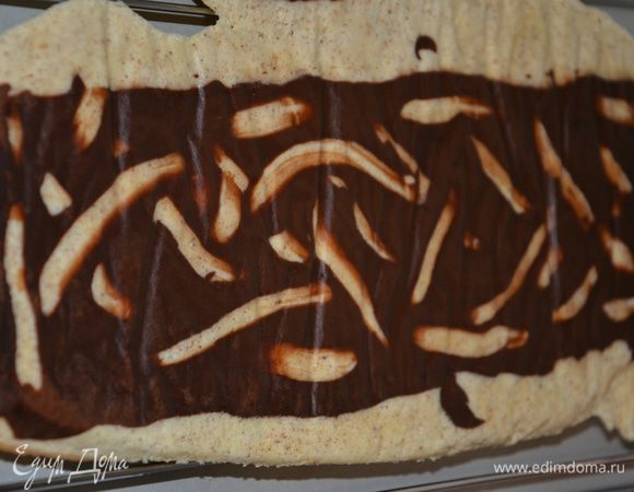 Готовый бисквит остудить, перевернуть, снять аккуратно бумагу. Остудить.
Можно хранить в герметичном пакете до использования.