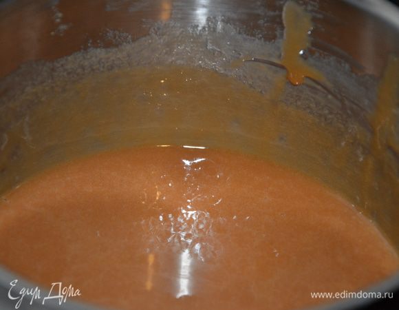 Готовим соленую карамель. Ее тоже можно готовить заранее. 
Замочите желатин в холодной воде. Нагрейте сливки.
Добавьте сахар, глюкозу и воду. Вместо глюкозы можно использовать мед, я варила инвертный сироп по данному рецепту: http://www.edimdoma.ru/retsepty/40599-invertnyy-sirop    

Варите на среднем огне, постоянно мешая лопаточкой до карамельного цвета. Около 40-60 минут. Обычно достаточно 40 минут.

Снимите с огня, добавьте желатин. Перемешайте до полного его растворения. Дайте карамели остыть до 50°С, затем добавьте нарезанное на кусочки сливочное масло и соль. Перемешайте.