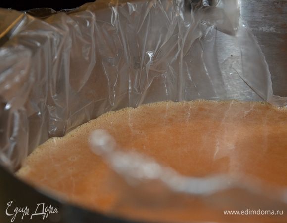 В мастер-классе Нины Тарасовой требуется перелить карамель в форму, которая застелена пленкой. Тут возникли большие проблемы: карамель (после застывания) не снималась с пленки. Возможно пленку надо было смазать сливочным маслом, но про это не было сказано ни слова. Возможно, проблема в качестве пленки...

В итоге, карамель пришлось снимать ложкой, и так и выкладывать на слои торта.