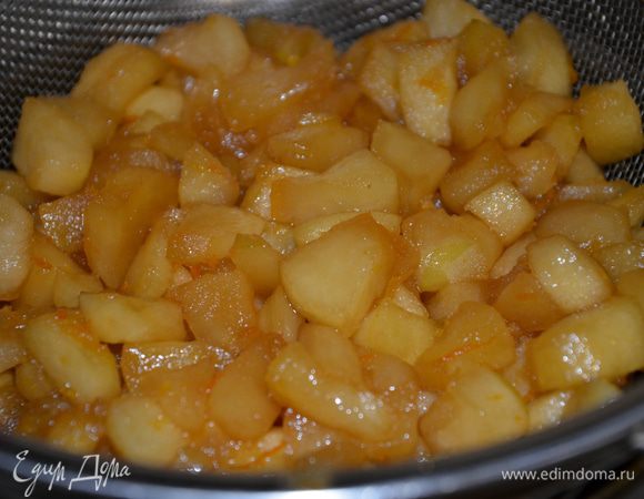 Готовим яблочную вставку «Татин»:

Ее тоже можно готовить заранее. Она состоит из двух этапов (А и В), но т.к никогда не имела дела с фламбированием, поэтому не рискнула это сделать и сейчас. Все яблоки(из этапа А и В) я приготовила так:

3,5 яблока сорта «Гренни Смит» очищаем и нарезаем кубиками.
Тем временем хорошо нагрейте сухую сковороду с толстым дном. Высыпьте весь сахар (из части А и В) и встряхните сковороду, чтобы все равномерно распределилось по дну.

Не мешая ничем, начинайте плавить сахар. Когда появятся первые карамельные цвета, еще раз встряхните сковороду.

Смесь растает и превратиться в янтарную карамель, осторожно, не переусердствуйте, иначе она будет горчить. Важно не пропустить этот этап!

Добавьте нарезанное на кусочки сливочное масло, дайте ему полностью разойтись в карамели.

Введите яблоки, очень аккуратно перемешайте лопаткой, добавьте цедру и имбирь. Томите яблоки до полупрозрачного цвета.

Переверните на сито, дайте стечь жидкости. Уберите в холодильник до сборки торта.