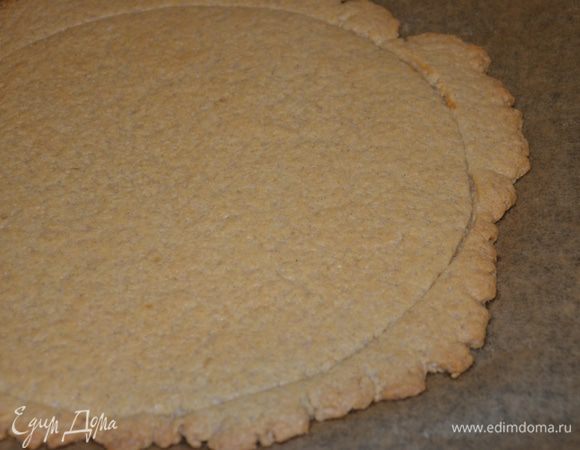 Подходим к сборке торта. Для этого достаю песочную основу (шар) из холодильника, раскатываю до 5-7 мм и выпекаю до золотистого тона.
Выпекать 20 минут при 160°С.