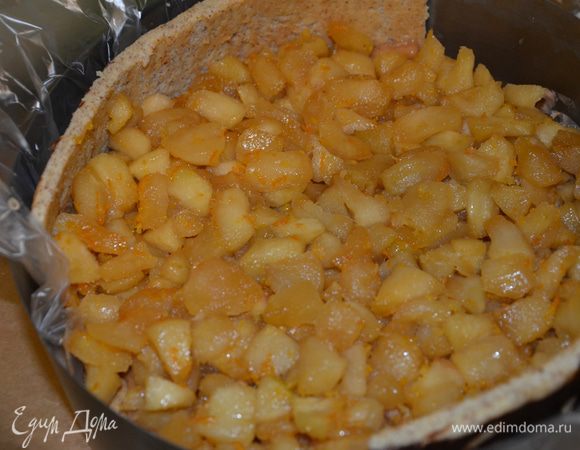 Начинаем сборку торта, торт собирается сверху/вниз:
1. Форму застелить пищевой пленкой, выливаем слой мусса «Сабайон», слой должен быть не менее 1 см, можно 1,5 см.

2. Из бисквита вырежьте 2 круга, по диаметру на 2-3 см меньше вашей формы. Из оставшегося бисквита отрежьте полоску — по высоте она должна быть равна высоте формы (мерить начинать не со дна формы, а с поверхности мусса), длинной — сколько хватит оставшегося бисквита. У вас не получится сделать эту боковину даже длиннее половины формы, но и этого будет достаточно. Эта вставка выступает декором. Поместите ее в форму, рисунком к бортикам.

3. На мусс положите застывший диск соленой карамели. Диск карамели у меня не получилось извлечь, я выложила карамель ложкой.

4. На карамель диск «Джоконды».

5. Затем тонкий слой мусса, а на него выложите яблочную начинку.(см.фото) Ни один из слоев (кроме мусса), не должен касаться стенок формы.

6. На яблоки снова уложите диск бисквита «Джоконда». И все закройте оставшимся шоколадным муссом. 

7. На этот мусс положите корж из песочного теста. Он не должен быть меньше формы, как все предыдущие слои, он должен быть вровень по диаметру. Убрать торт в холодильник на 8 часов.