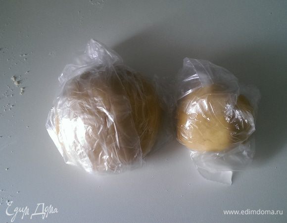 Отделяем 1/3 или 1/4 часть от получившегося теста и кладем его в пакет. И оставшуюся часть теста в другой пакет. Маленький шарик кладем в морозилке, большой шарик в холодильник — на час.