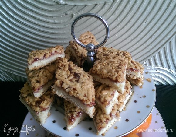 Ставим в духовку при температуре 200°С на 20-30 минут (зависит от густоты варенья). Готовый блин разрезать на ромбики.
Приятного чаепития!