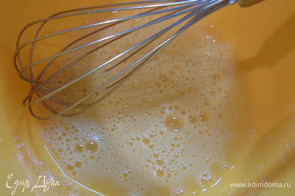 В миске взбейте яйца с солью и сахаром.