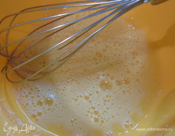 В миске взбейте яйца с солью и сахаром.