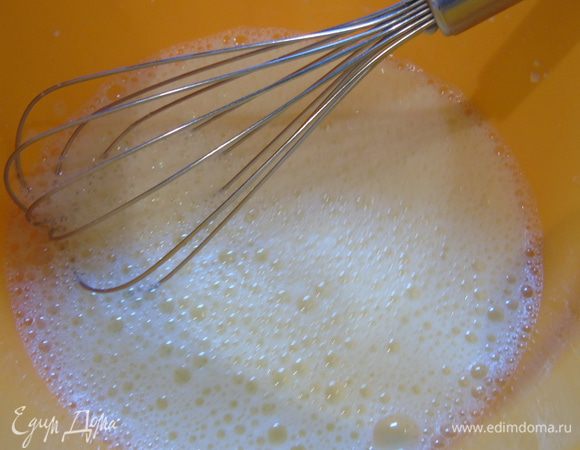 Влейте молоко продолжая взбивать венчиком.