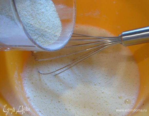 Постепенно всыпаем просеянную муку, не переставая взбивать венчиком, затем добавляем манку и дрожжи, хорошенько перемешиваем.