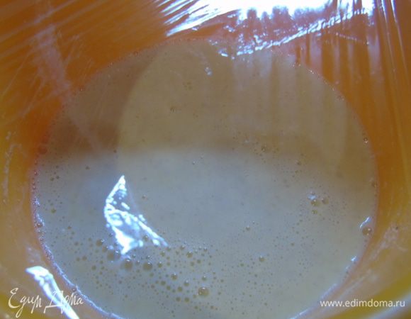 Затягиваем миску пленкой и отправляем в теплое  тесто на 1 час.